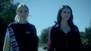 Legacies 4x05 Josie and Lizzie tries to find Alaric in his mind