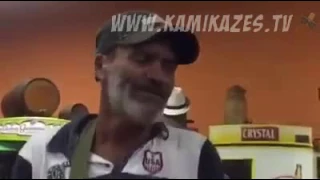 Cara cantando com voz de mocinha