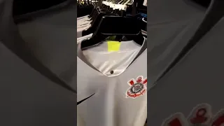 TORCEDOR GRAVA VÍDEO REVOLTADO COM A NIKE E MARKETING DO CORINTHIANS APÓS CAMISA COM DETALHES VERDE.