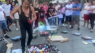L'art d'attirer les foules tout en étant assez doué avec les bombes de peintures. Santiago du Chili