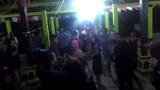 Gara gara lagu lewung penonton ini kesurupan.