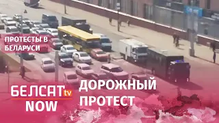 Водители сигналят колонне бусов и автозаков