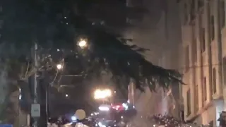 Протестующие в Тбилиси начали кидать в сотрудников полиции коктейли Молотова