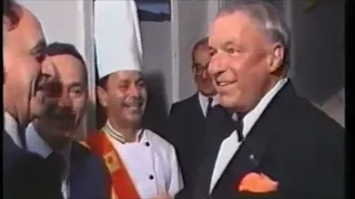 Sinatra explains to Roger Moore how he deals with the people who tell him they are related (VOSTF)