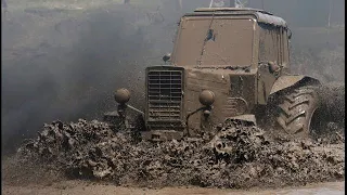 Трактор застрял в грязи  тяжелая техника месит грязь  большая подборка