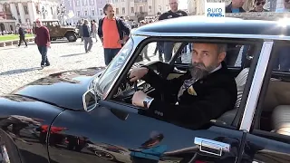 Дорогое увлечение: парад ретро-автомобилей в Румынии