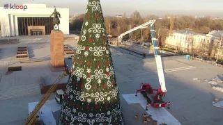 В Бишкеке наряжают новогоднюю елку
