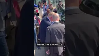 Новая Lada Aura не завелась на презентации ПМЭФ 😂