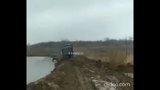 Грузовик завалился и упал в озеро в Алтайском крае