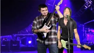 Lucky fan gets called up on stage to sing with Keith Urban!!!