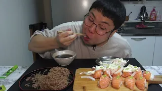 dduran) Naengmomil Salmon Sushi Mukbang ASMR Korean Real Sound Eating Show