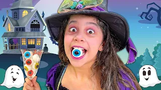 Sarah brinca de uma festa de halloween ! Pretend Play Halloween Toys with Friends