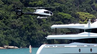 Helicóptero pousando no yacht Lady Christine em Angra