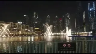 Фонтан в Дубае, поющий и танцующий - Dancing Fountain in Dubai - Fuente danzante en Dubai.