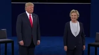 Hillary Clitnon and Donald Trump don't shake hands