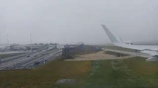Взлет самолета в плохих погодных условиях! Сразу в облака!)
