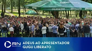 Corpo de Gugu Liberato é enterrado sob aplausos e muita emoção