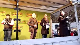 Helga Stöhr-Strauch und Gangolf Stocker eröffnen die 50. Montagsdemo gegen Stuttgart 21