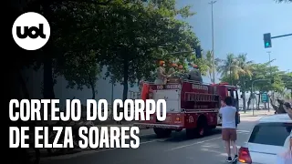 Cortejo do corpo de Elza Soares passa pelas ruas do Rio de Janeiro