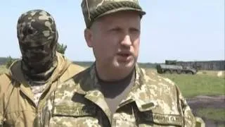 Олександр Турчинов по дорозі на позиції АТО на одному із харківських військових полігонів.
