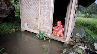 Takut Banjir !!, Tapi Bikin Betah  Hujan Deras Mengguyur Kampung