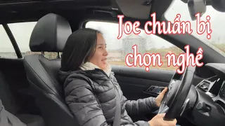 Đưa Joe đến xưởng dạy nghề tiện đường ghé chợ. Hành trình trường chuẩn bị cho học nghề ở Đức