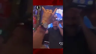 Alfonso Herrera se sorprende al escuchar a RBD en un restaurante; ésta fue su reacción