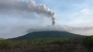 Rumbling Indonesian volcano belches column of smoke | AFP