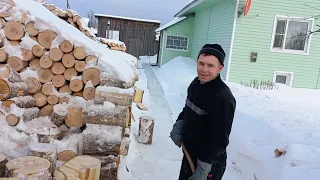 В деревне у родителей.Колю дрова.