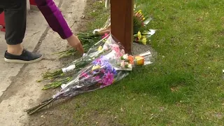 Torontonians lay flowers near site of Yonge Street van attack