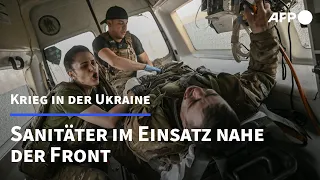 Ukraine: Sanitäter kümmern sich um Verletzte nahe der Front | AFP