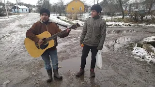 Нова радість стала колядка. Купновичі співають Ернест і Віталік