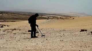 Así es el trabajo de un cazador de meteoritos en el desierto