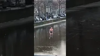 Man ice skating on an Amsterdam canal falls in, face first!