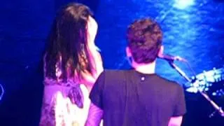 John Mayer Battle Studies Concert - Gives girl 1st kiss on 16 Birthday