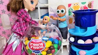 АВТОМАТ віддай цукерки🍬 🍬 🍭 Катя і Макс Весела сімейка! Смішні ляльки мультики збірник Дарінелка ТВ