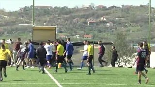 Turp i madh Pamje të reja nga sherri i madh në futbollin e moshave në Tiranë - Vizion Plus