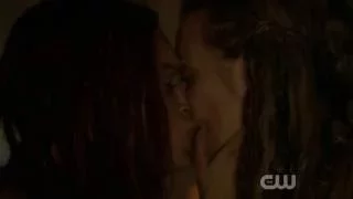 Clarke and Niylah kiss slowed down (season 3)