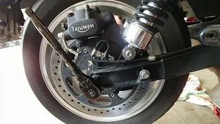 Triumph Rocket 3 Roadster rear tire removal