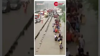 Heavy rains flood Delhi-Gurugram expressway causing commuters walk in knee-deep water #shorts #viral