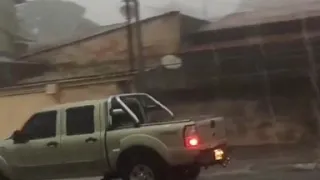 Raio cai no momento em que mulher filmava chuva em Contagem