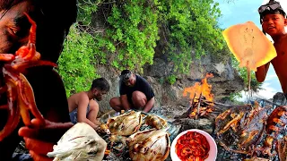 Primitif Technology; survival skills cooking stingray and Squid - eating delicious