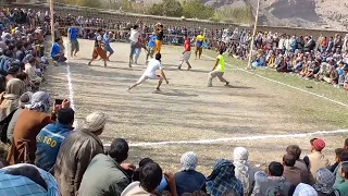 مسابقه جذاب و دیدنی والیبال بین والیبالران بامیان و والیبالران اندخوی موقعیت ولسوالی دره صوف دهن تور
