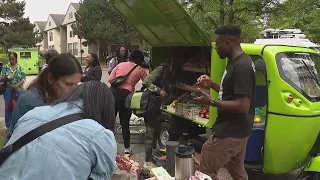 Grocery store on wheels helps those living in urban 'food deserts'