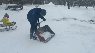 лопата для чистки снега на колёсах