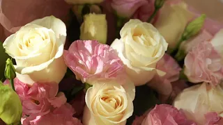 Букет из 10 белых роз (Эквадор) 50 см Vendela и 5 розовых лизиантусов