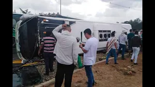 Bus de turismo que partió de Medellín se volcó en Caucasia