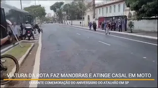 VIATURA DA ROTA FAZ MANOBRAS E ATINGE CASAL EM MOTO DURANTE COMEMORAÇÃO DO ANIVERSÁRIO DO ATALHÃO EM