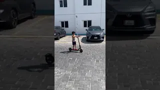 انس   أخيرا عرف يتحكم في الاسكوتر الكهرباء.      #anas.  . #enjoy  #kids      #Electric scooter