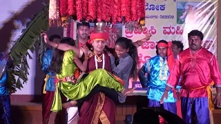 Pooja Kunitha (ಪೂಜಾ ಕುಣಿತ) by a woman